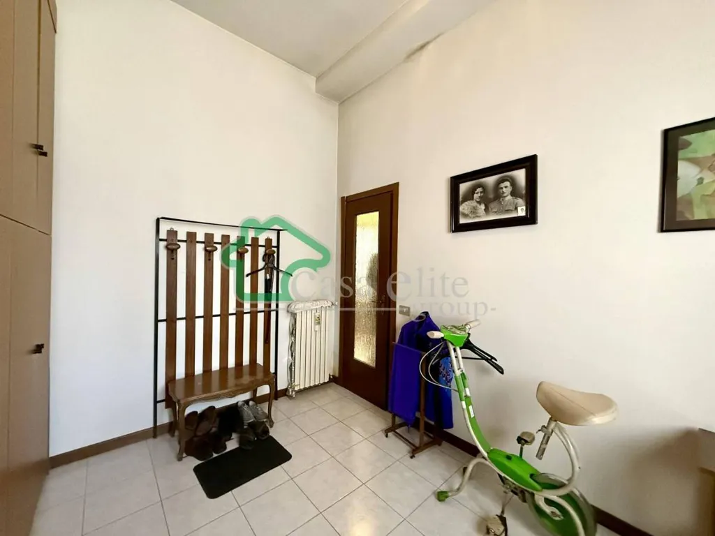 Entrée - Elegant Triplex with Balcony in Lodi