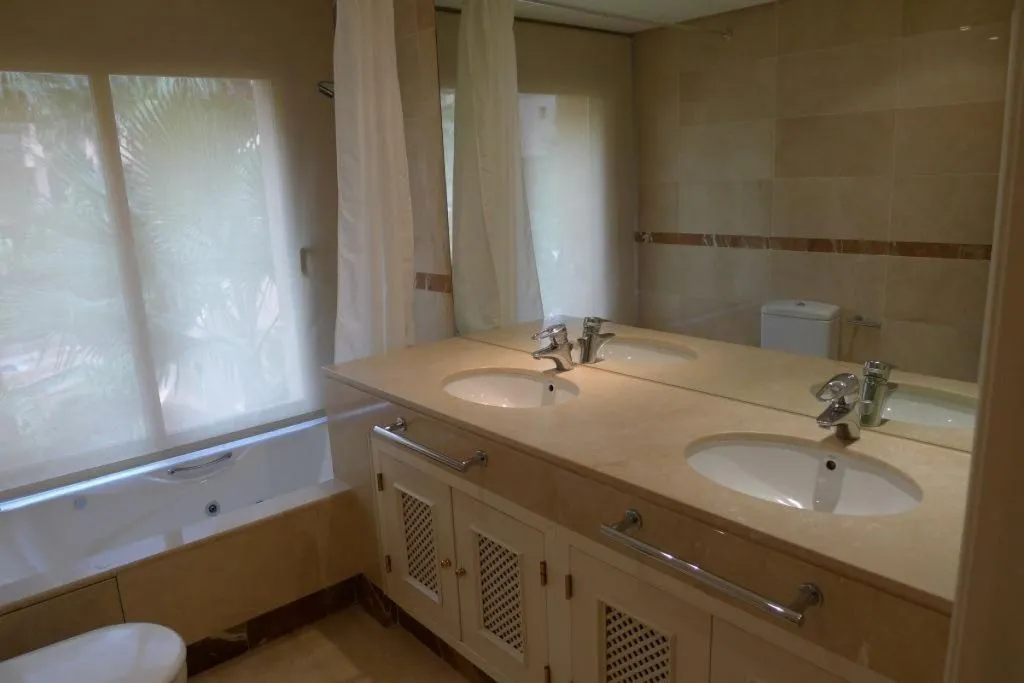 Salles de bain - Beachside Flat with Pool in Marbella