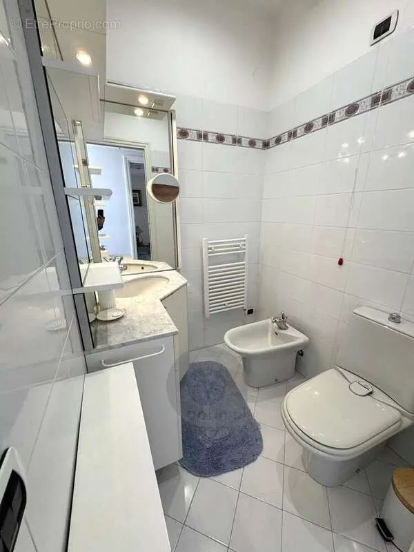 Salles de bain - Appartement en Bord de Mer avec Balcon à Menton