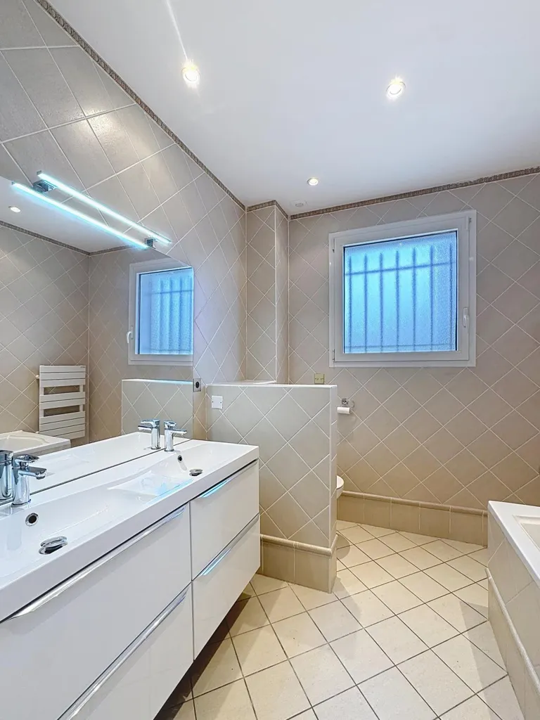 Salles de bain - Villa Récemment Construite avec Piscine à Mougins