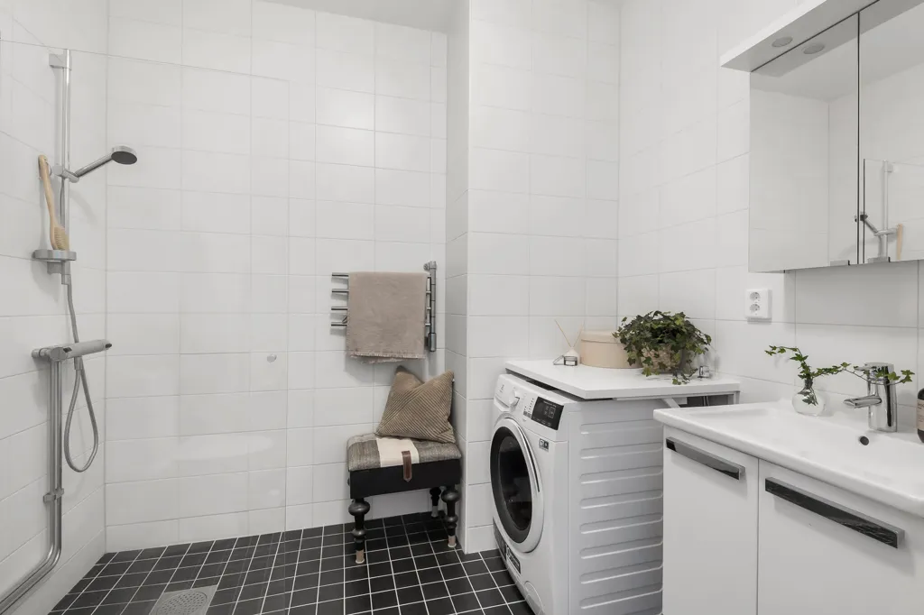 Vannitoad - Modern 1-Bedroom Flat with West View in Vällingby