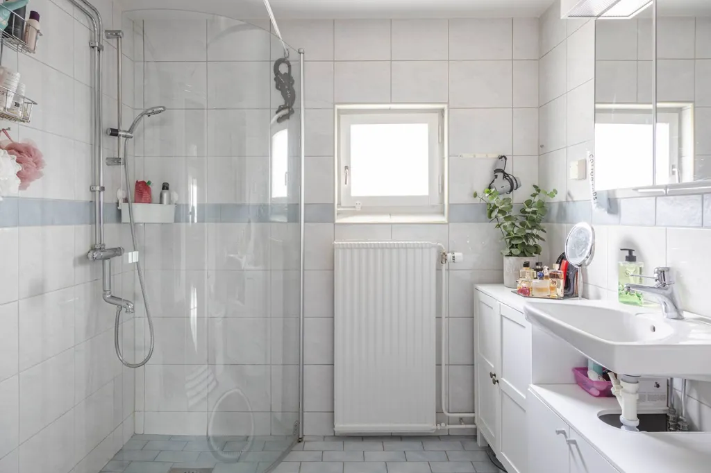 Vannitoad - Apartment with Balcony and Forest View in Eskilstuna