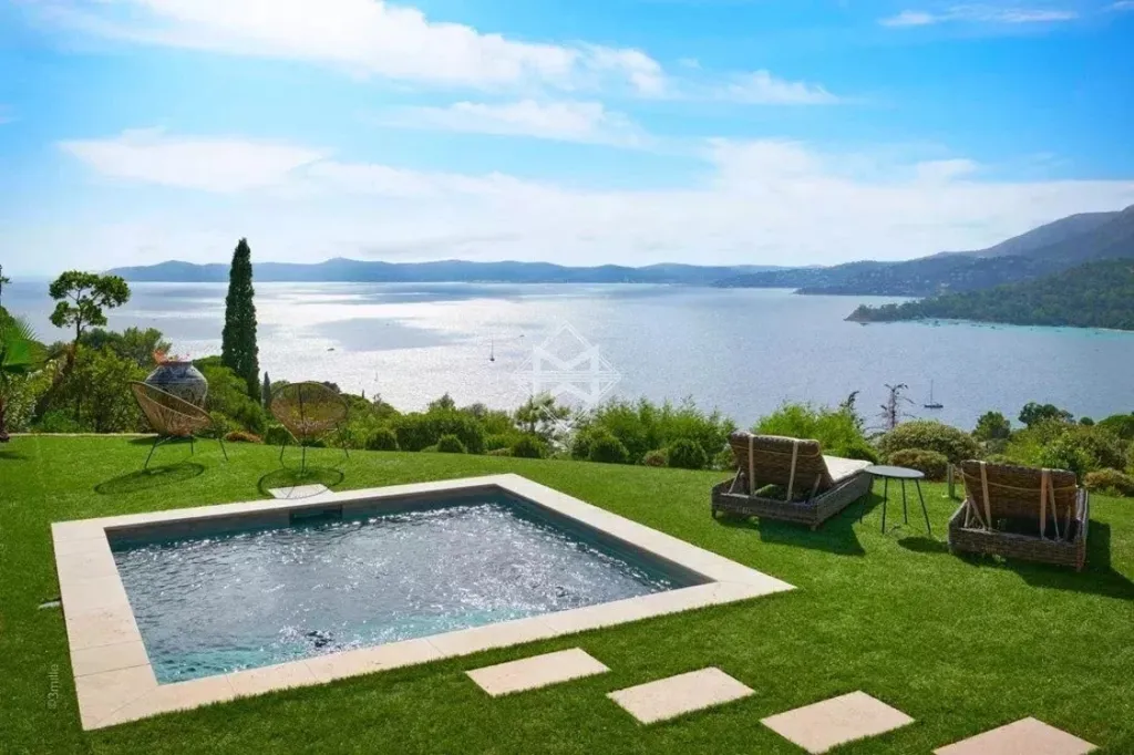 Piscine - Villa avec Vue Panoramique sur Mer au Lavandou