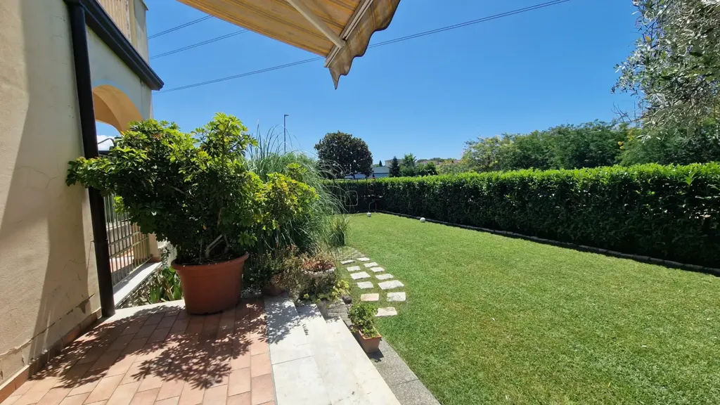 Jardin - Quadrilocale with Private Garden in Sarzana