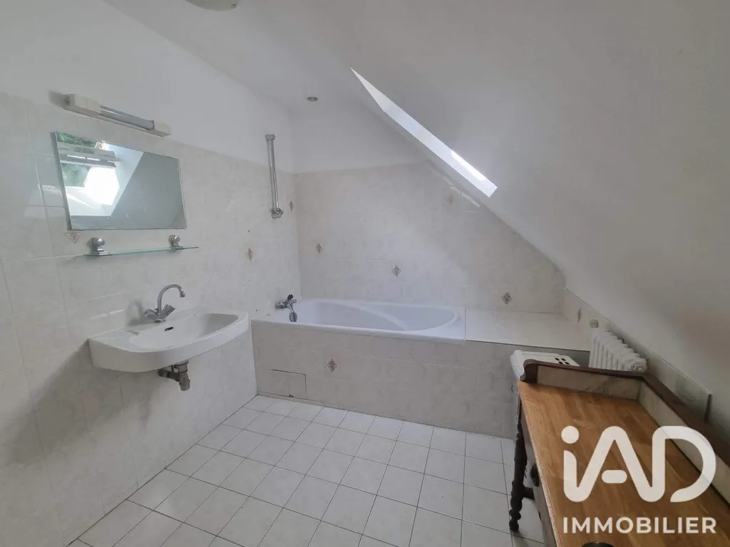 Bagni - Authentic Longère with Wooded Garden in Melrand