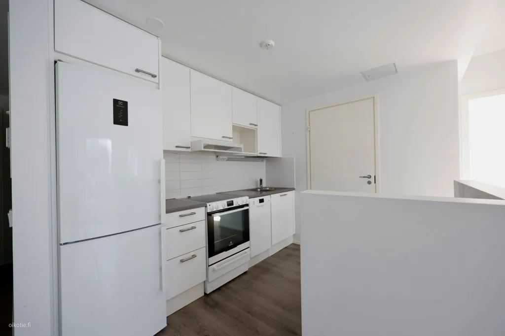 Köök - Modern Studio with Balcony in Haaga, Helsinki