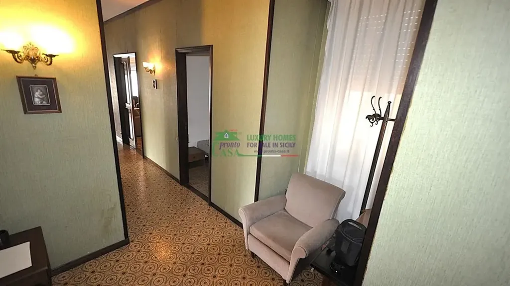 Entrée - Apartment with Perimeter Balcony in Ragusa