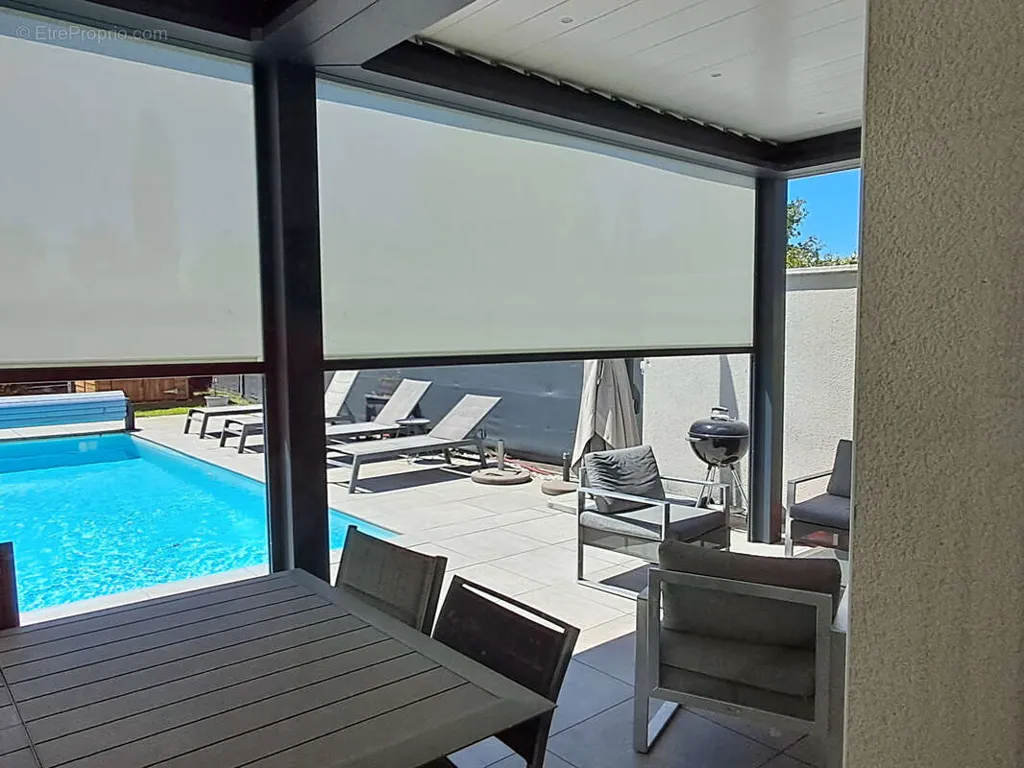 Terrasse - Maison Contemporaine avec Piscine à Saint-Priest
