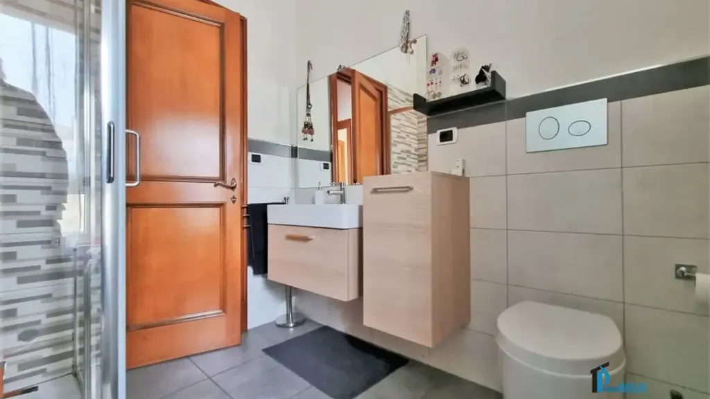 Salles de bain - Rearranged Apartment with Terrace in Terni