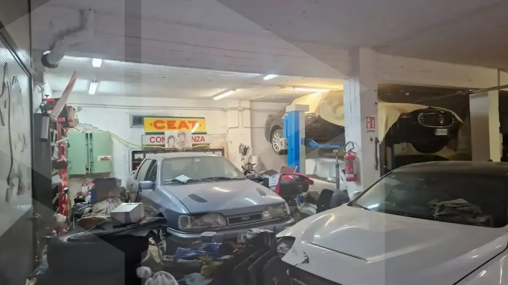 Garage - Garage with Ramp in Ciampino