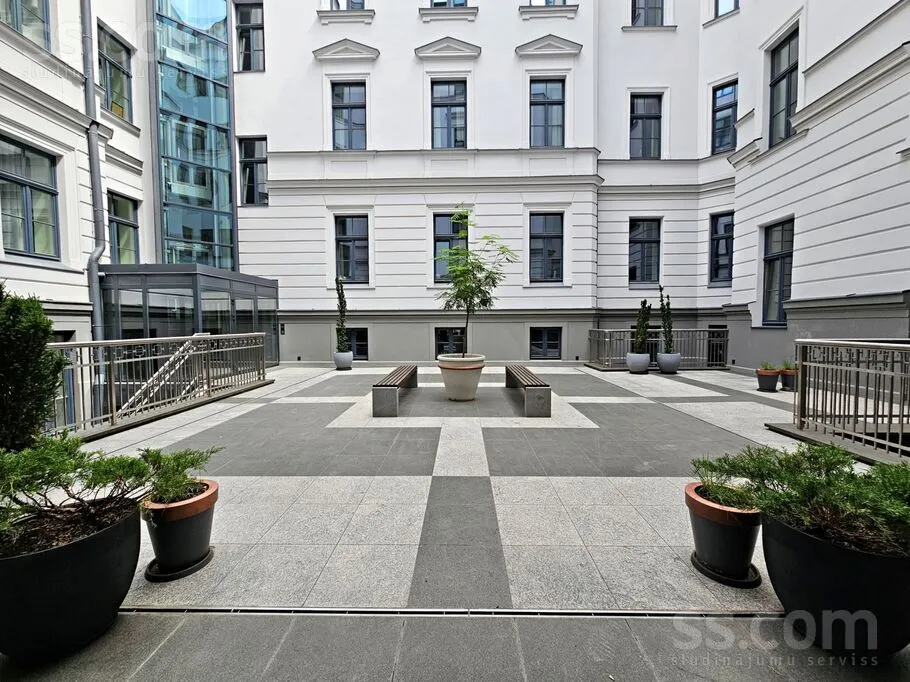 Jardin - Three-Bedroom Apartment with Central Location in Riga
