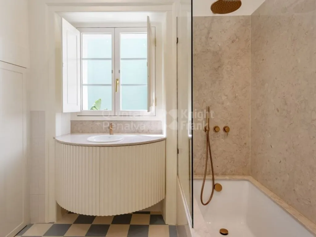 Vannitoad - Refurbished Triplex Flat in Monte Estoril, Cascais