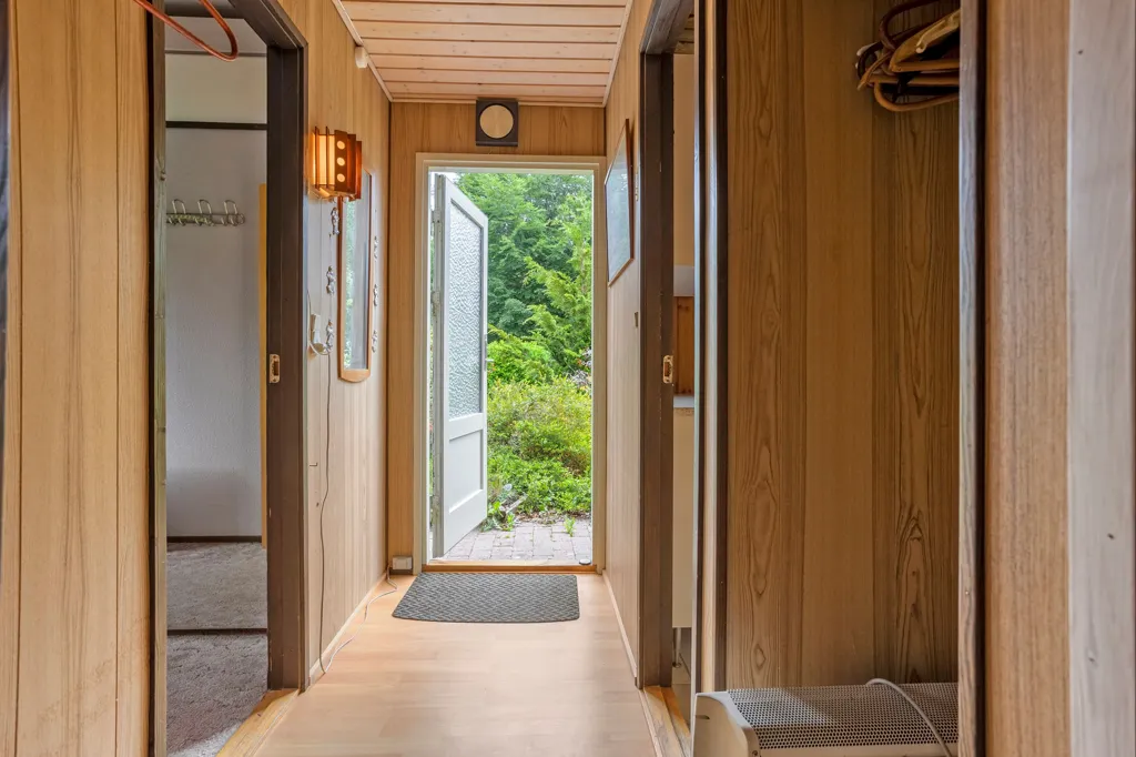 Esik - Charming Holiday Home with Garden in Melby