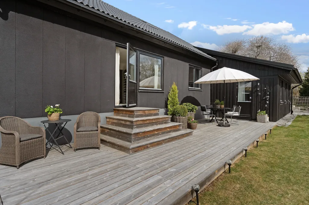 Terrasse - Fully Renovated Villa with Sunny Garden in Järfälla
