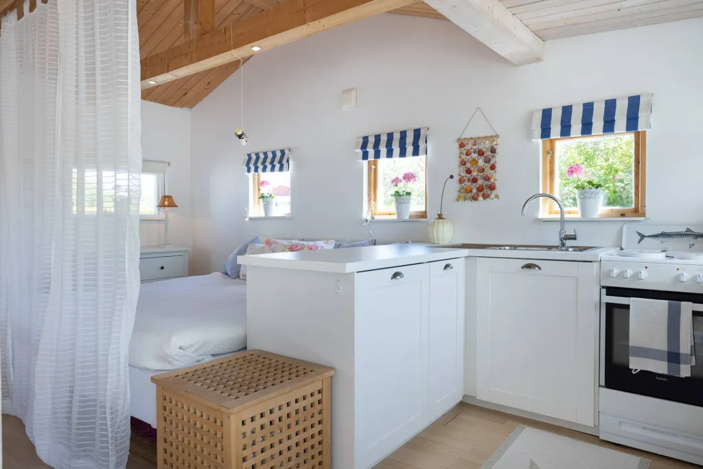 Magamistoad - Charming Cottage with Corner Plot in Elinelunds Sommarstad