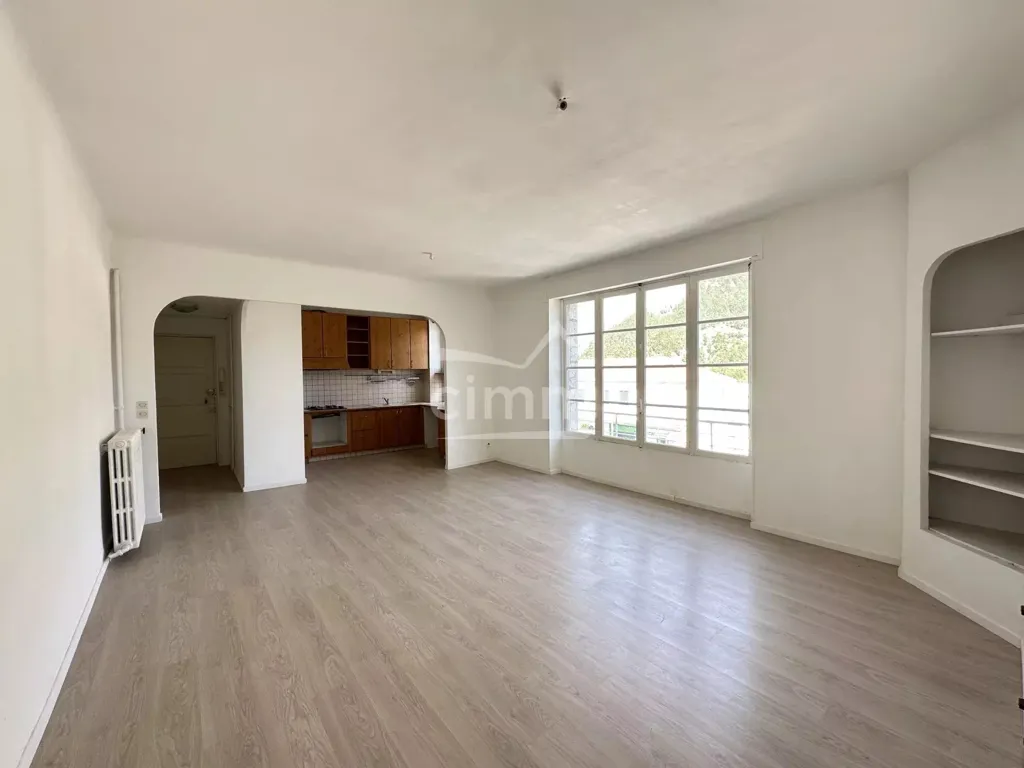 Living Room - Spacious Apartment with Balcony in Town Centre