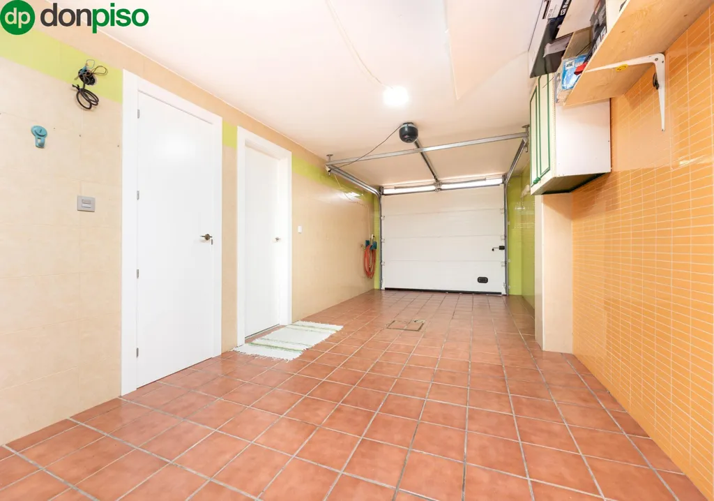 Garage - Pareded House with Garden in Jun