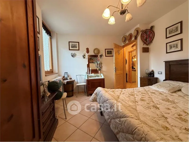Camere da letto - Appartamento con vista montagna a Commezzadura