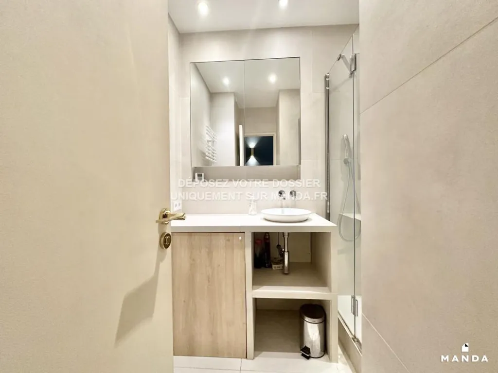 Bathrooms - Duplex Flat with Balcony in Ivry-sur-Seine