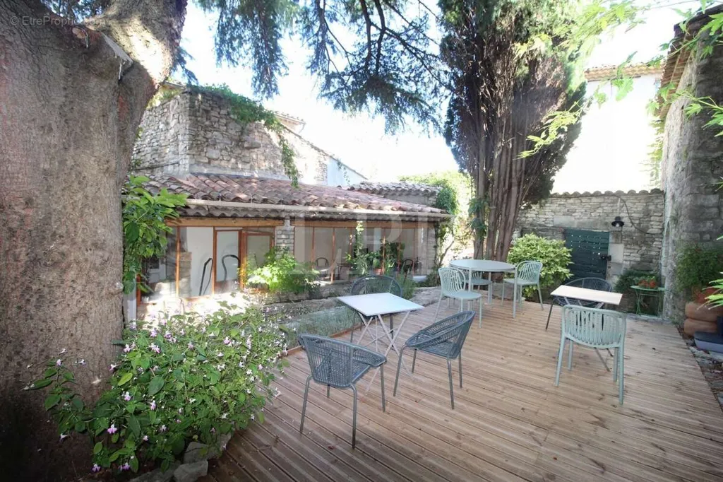 Terrass - 18th-Century Mas with Gîtes in Luberon