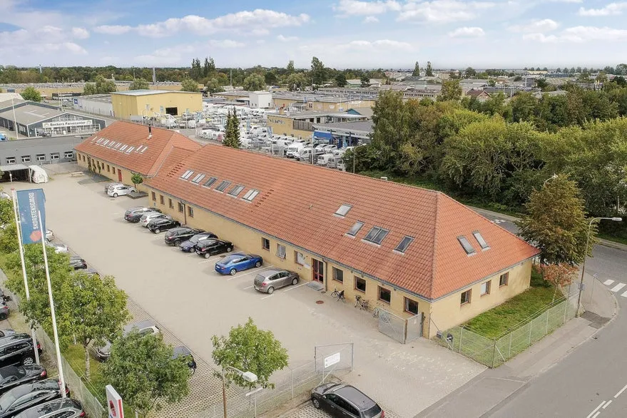 Õhuvaade - Office Building with Ample Parking in Ølby