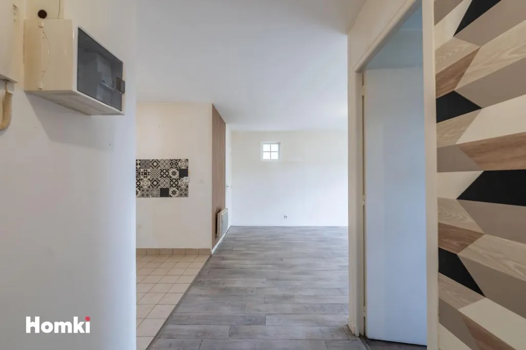Esik - Bright 2-Bed Flat with Parking in Le Bourget