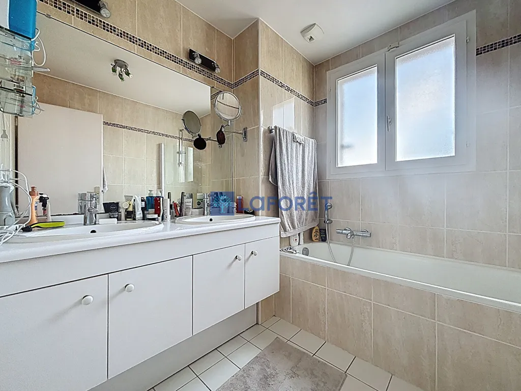 Bagni - House with Garden in Morangis
