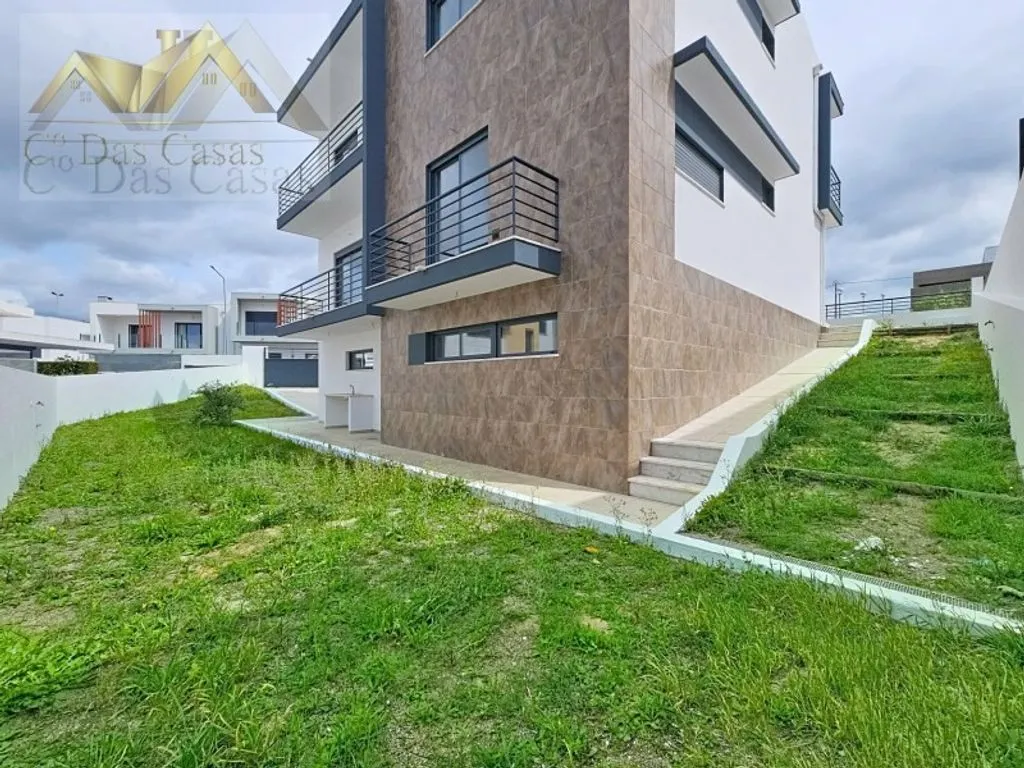 Exterior - Modern House in Final Renovation in Almada