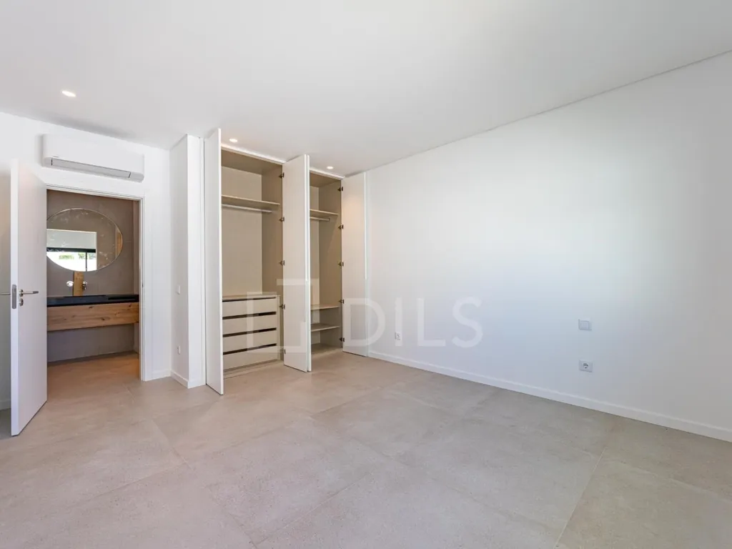 Pièces - Semi-Detached House with Pool in Olhão