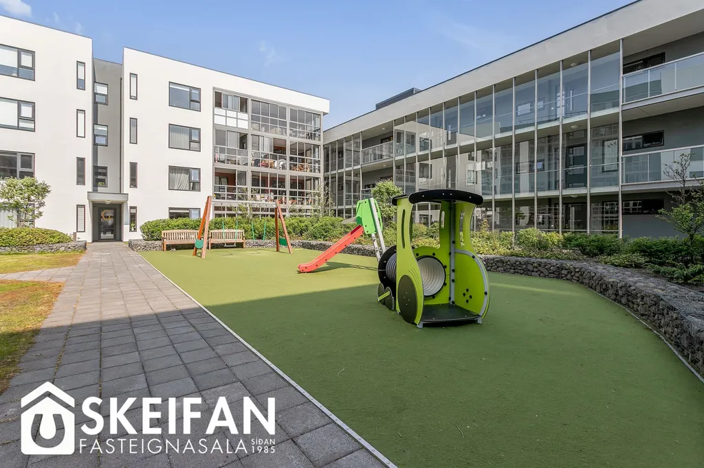 Jardin - Bright 3-Bed Apartment with Balcony in Reykjavik