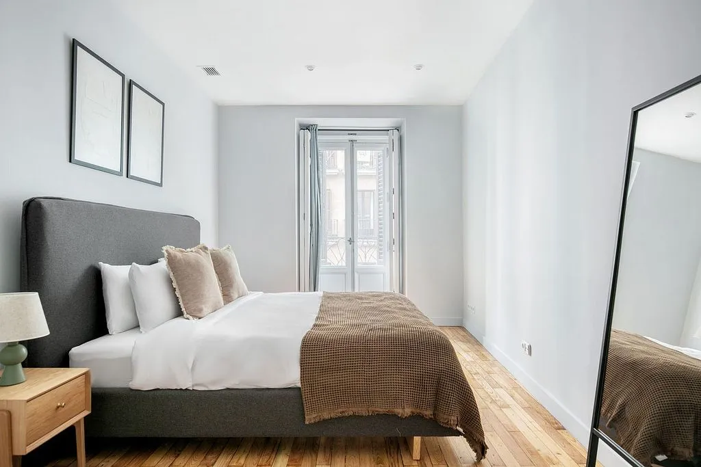Bedrooms - Furnished Flat with Balcony in Madrid Centre