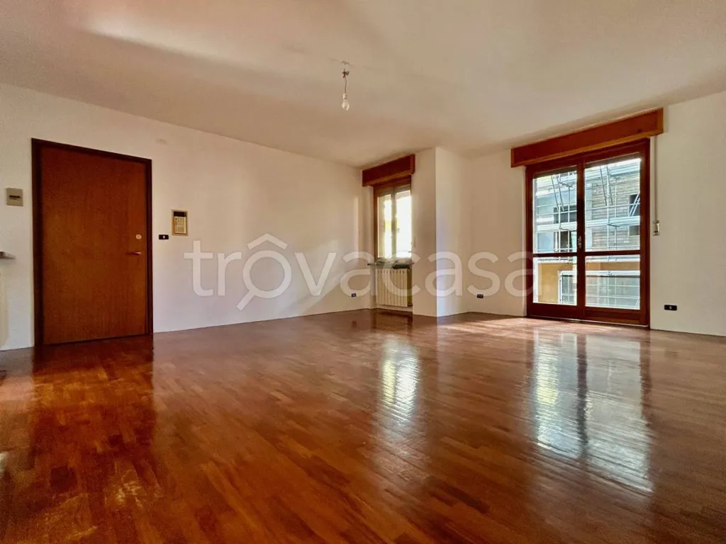 Séjour - Apartment with Balcony and Parking in Cuneo