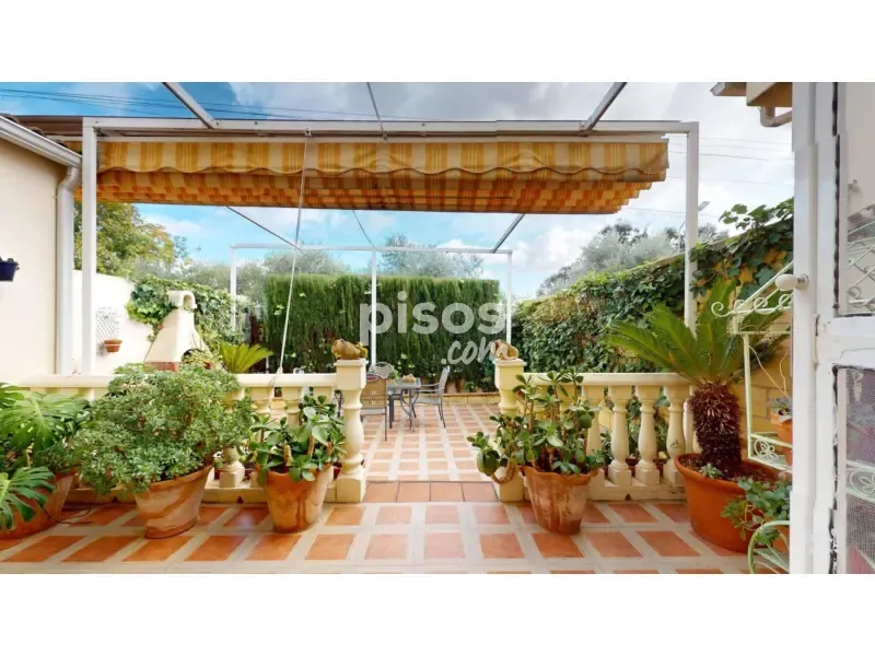 Terrasse - Two-Storey House with Solar Panels in Majaneque