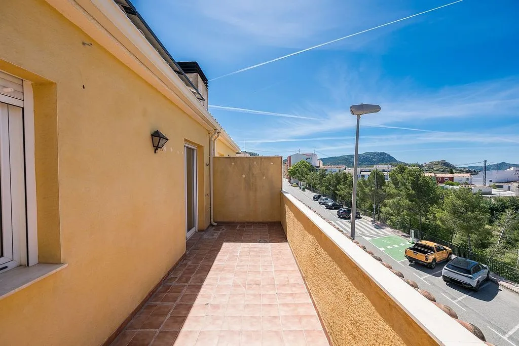 Balcon - Terraced House with Balcony in Tibi