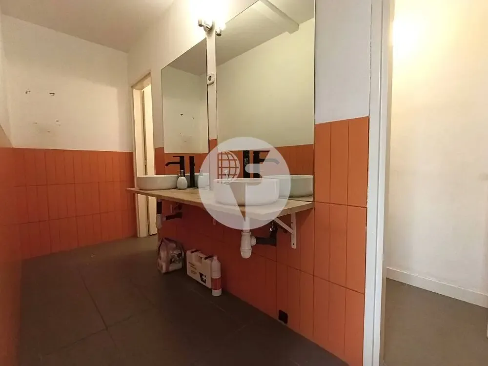 Salles de bain - Commercial Space with Large Facade in Comte Borrell
