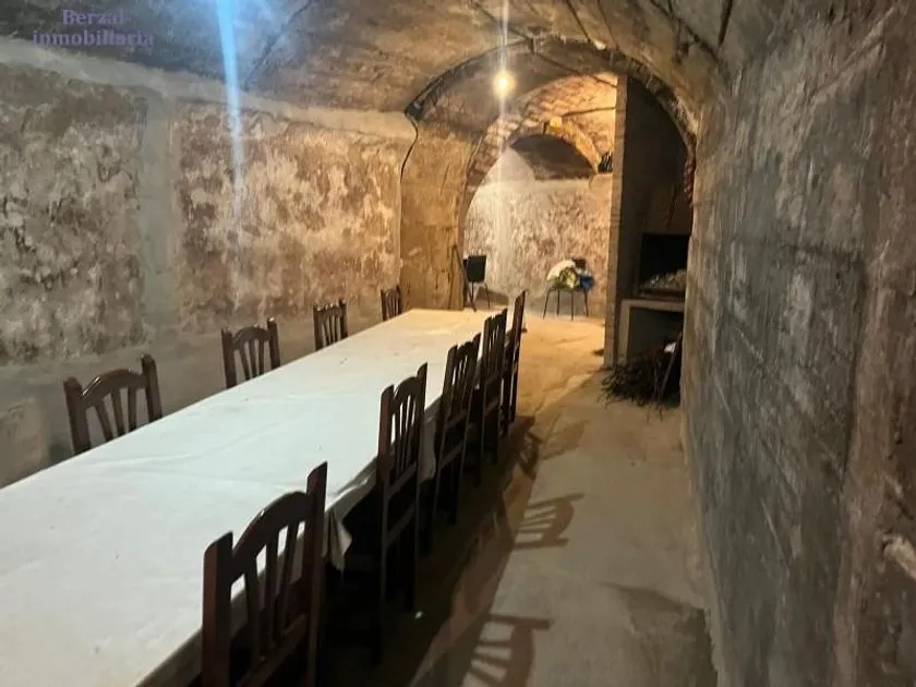 Pièces - Bodega with Bar and Restaurant in Baños de Ebro