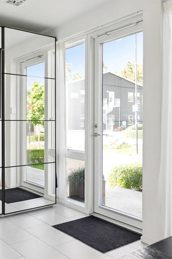 Esik - Modern Two-Storey Flat with Garden in Klinta