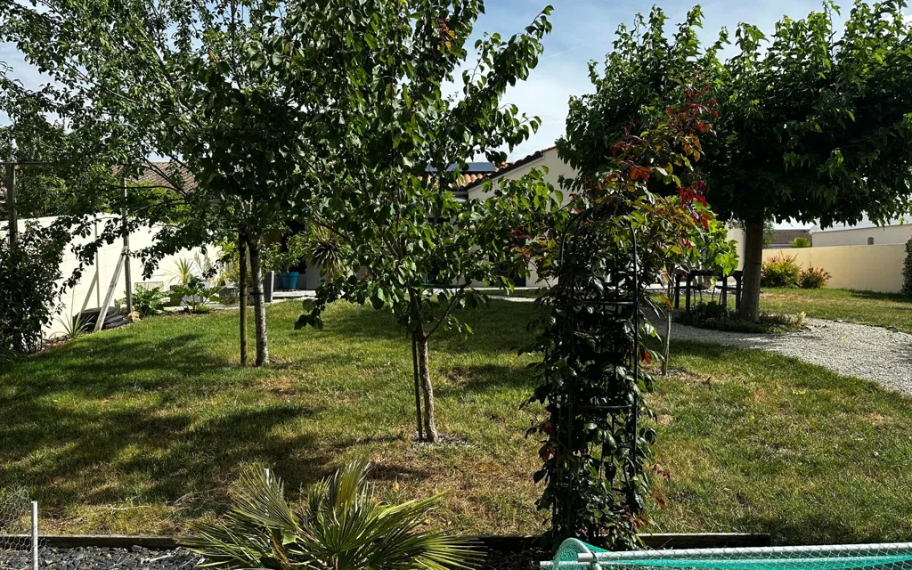 Aed - Contemporary House with Garden in Soubise