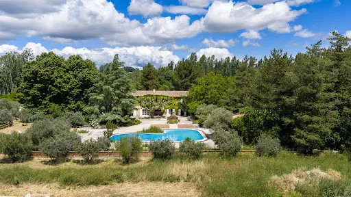 Vue aérienne - Mas de Maître avec Piscine Intérieure à Pertuis