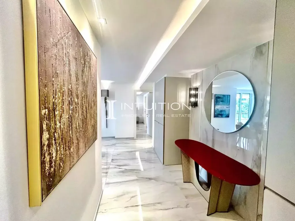 Esik - 2-Bedroom Apartment with Sea View in Cannes Croisette