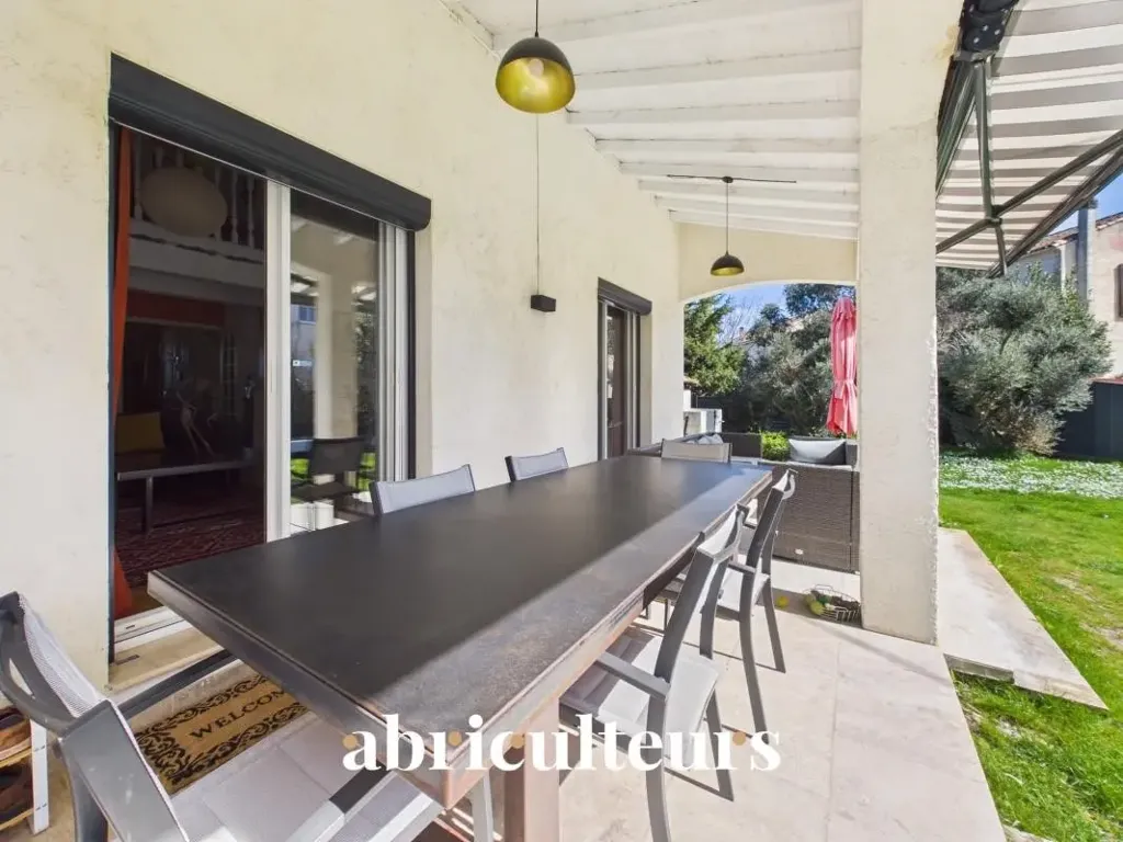 Terrasse - Villa avec Piscine à Arles Trinquetaille