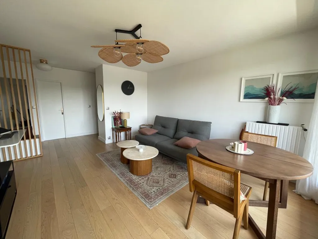 Séjour - Appartement Rénové avec Vue sur Marne à Paris