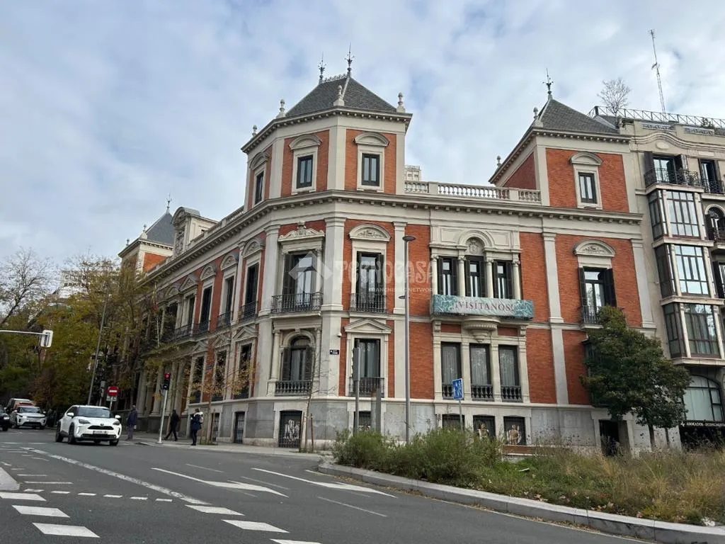Exterior - Commercial Property with Lottery Office in Madrid