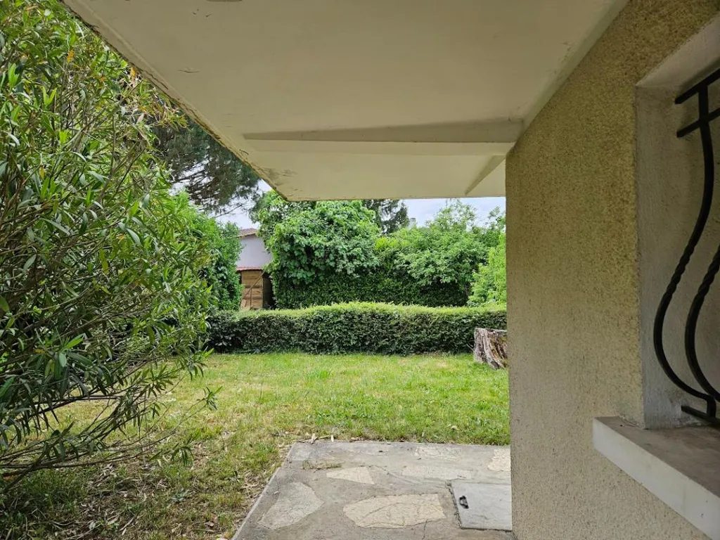 Jardin - Maison 1960 avec Terrain Clôturé au Passage