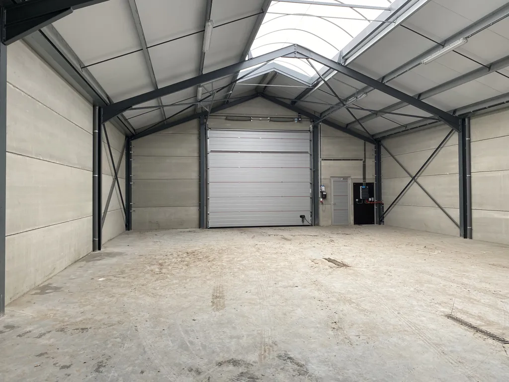 Garage - Warehouse for Rent with Drive-Thru in Izegem