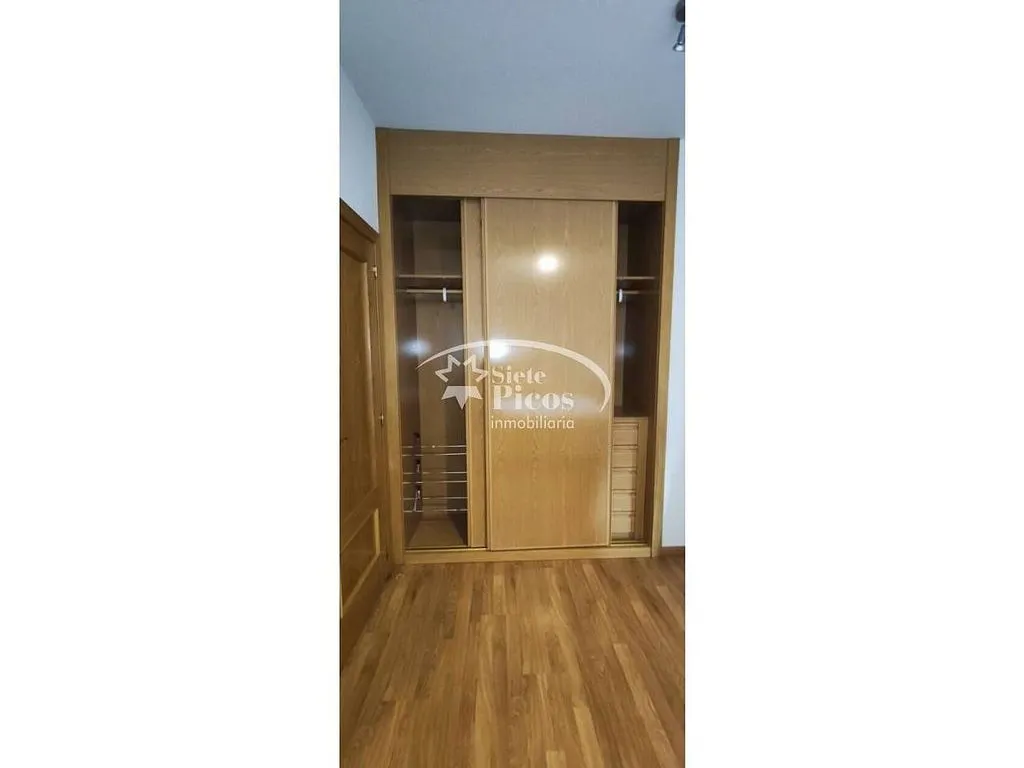 Pièces - 1-Bedroom Apartment with Private Patio in Espirdo
