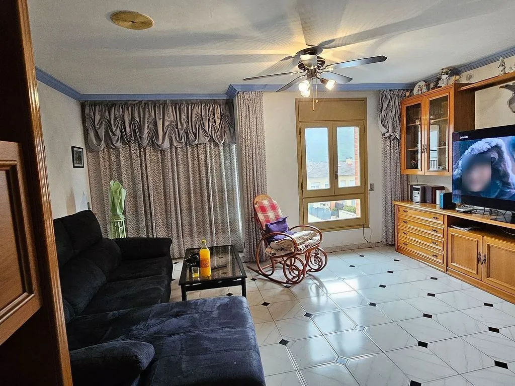 Elutuba - Terraced House with Balcony in Olot