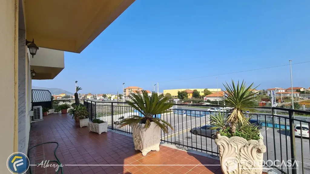 Rõdu - Spacious Apartment with Large Terrace in Albenga