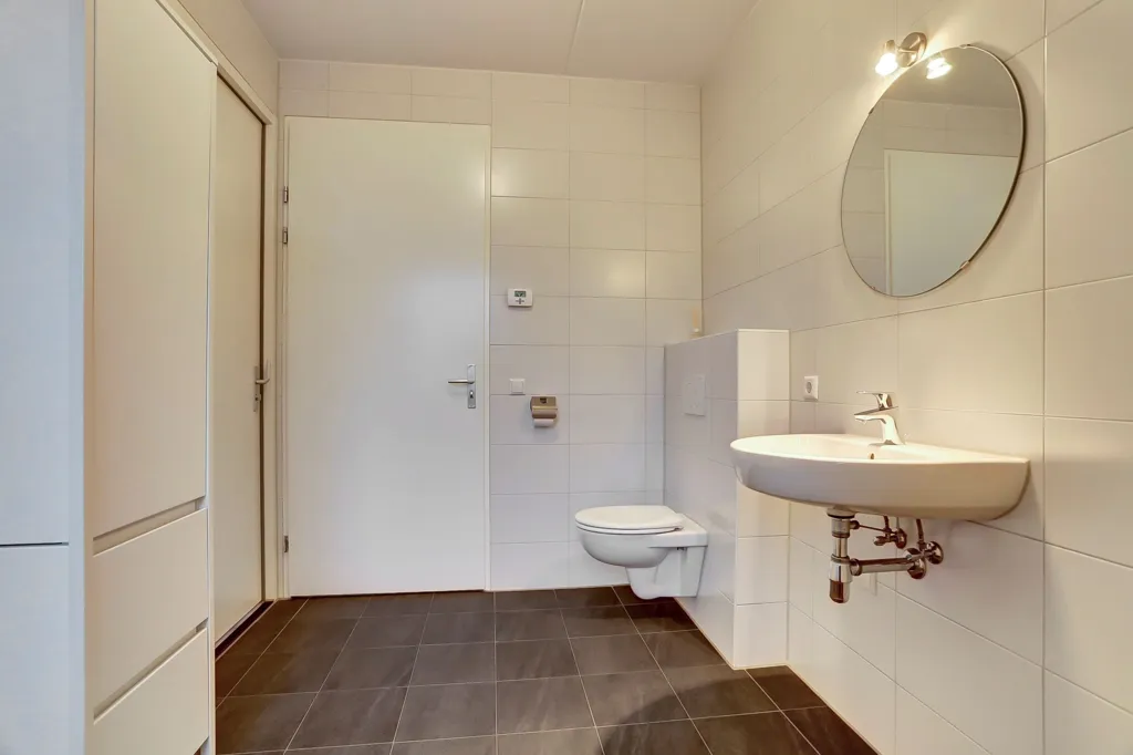 Salles de bain - Portiekflat with Loggia in Diessen Centre