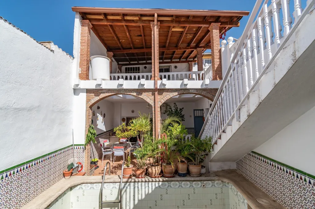 Aed - Corner House with Pool in Atarfe
